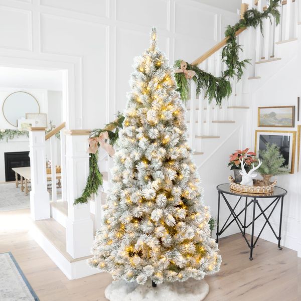 7.5ft Pre-Lit Snow Flocked Artificial Pine Christmas Tree With 900 Warm White Lights