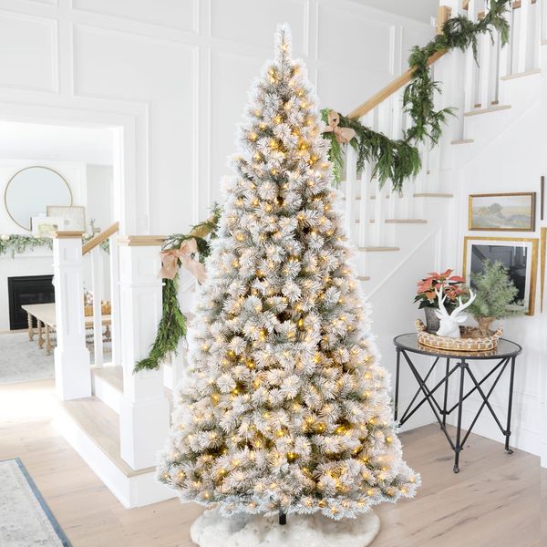 9ft Pre-Lit Snow Flocked Artificial Pine Christmas Tree With 900 Warm White Lights